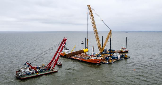 Kraanschip Triton krijgt onderhoudsbeurt van Elzinga Machinefabriek en Hijsspecialist.nl